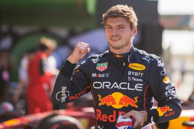 电竞赛事-维斯塔潘取四连胜卫冕倒计时 汉密尔顿为咒骂致歉